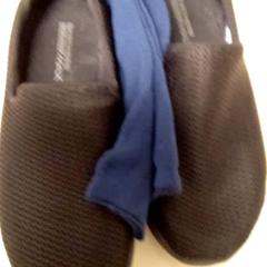 Schuh & Socken Black /bleu, gemeldet von Mövenpick Hotel Amsterdam City Centre über iLost