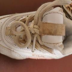 Sneaker blanc et rose, come riportato da TCL utilizzando iLost