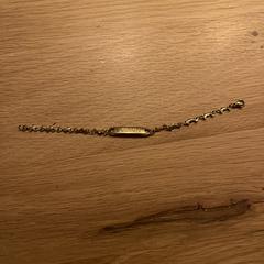 Armband goudkleurig met naamplaat an iLost gemeldet