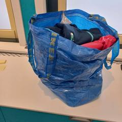 Sacchetto di plastica tas vol met kleding, come riportato da Arriva Limburg Zuid utilizzando iLost
