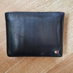 Zwarte portemonnee, jak zgłoszono do iLost