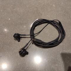 Oortjes met draad AKG, jak zgłoszono do iLost