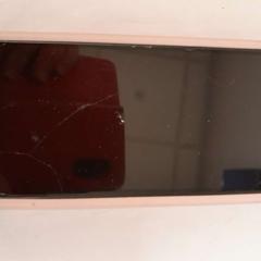 Téléphone portable blanc iPhone, a été signalé par TCL utilisant iLost