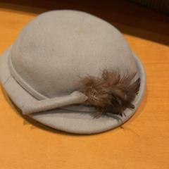 Čepice, jak nahlášeno Pathé Ede pomocí iLost