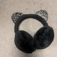 衣類 Zwarte oorwarmer, met oortjes がiLostで Koninklijk Theater Carré によって報告されました