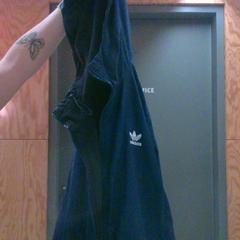 السترة dark blue، كما تم الإبلاغ عنه بواسطة MEININGER Hotel Innsbruck Zentrum عبر iLost