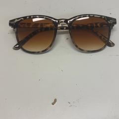 Occhiali da sole Panter print, come riportato da Avonturenpark Hellendoorn utilizzando iLost