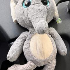 Knuffel grijs olifantje met blauwe ogen, som rapporterats till iLost
