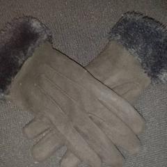 Luvas, como reportado por TivoliVredenburg utilizando o iLost