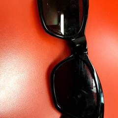 Sluneční brýle, jak nahlášeno UvA REC pomocí iLost