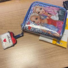 Zorroa June, gisa salatu by Pathé Arnhem iLost erabiliz