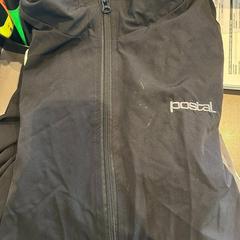 Jas noire - POSTAL, zoals gemeld door MEININGER Hotel Lyon Centre Berthelot met iLost