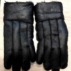 Gloves, as reported by EBS Tramplein using iLost