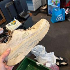 Skechers, zoals gemeld door Leonardo Hotel Amsterdam Rembrandtpark met iLost