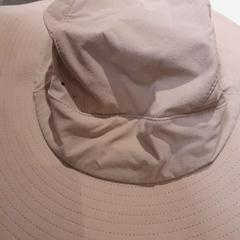 Kalap en toile beige, amint azt TCL az iLost segítségével jelentette.