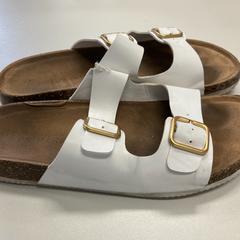 صندل White and Brown، كما تم الإبلاغ عنه بواسطة Ramada by Wyndham Amsterdam Airport Schiphol عبر iLost