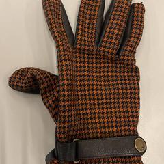 장갑 Zwart met oranje patroon, iLost를 사용하여 Heidelberglaan 15에 보고됨