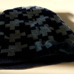 Kleding - muts zwart/grijs, rapporterat av Centraal magazijn med iLost