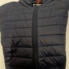 Casaco Donker blauw, como reportado por Heidelberglaan 15 utilizando o iLost