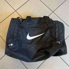 Bossa Nike zwart, segons ha informat Regio Oost-Vlaanderen mitjançant iLost
