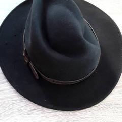 Čepice, jak nahlášeno EBS Tramplein pomocí iLost