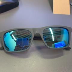 Sonnenbrille, gemeldet von Eindhoven Airport über iLost