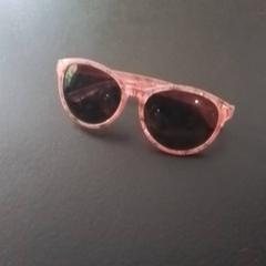Occhiali da sole, come riportato da Apenheul utilizzando iLost