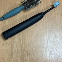 Elektrická zubná kefka & Hrebeň, ako bolo nahlásené Sheraton Brussels Airport Hotel pomocou iLost