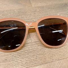 Óculos de sol, como reportado por IKEA Paris - Vélizy utilizando o iLost