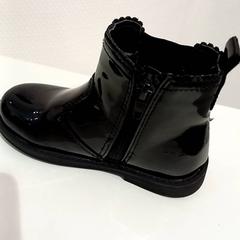 Sapatos, como reportado por allGo Almere utilizando o iLost