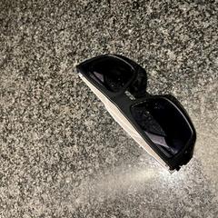 색안경 zwart wit, iLost를 사용하여 Van der Valk Hotel Wolvega Heerenveen에 보고됨