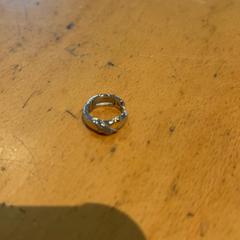 Fülbevaló, amint azt Pathé Ede az iLost segítségével jelentette.