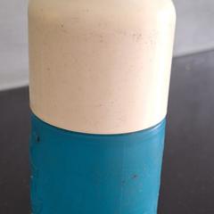 Blauw/turquoise Dopper fles, amint azt az iLostnak jelentették.