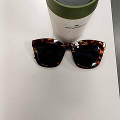 Zonnebril + beker, as reported by Heidelberglaan 15 using iLost