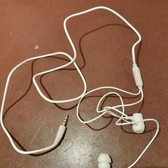 سدادة الأذن blanc، كما تم الإبلاغ عنه بواسطة TCL عبر iLost