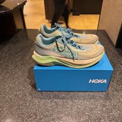 Zapatilla de deporte hoka sneakers, ha sido reportado por Van der Valk Spier-Dwingeloo con iLost