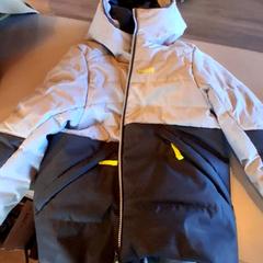 Veste Zwart-grijze jas, a été signalé par Familiepark Drievliet utilisant iLost