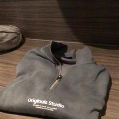 セーター Blauw/grijs がiLostで Van der Valk Hotel Zwolle によって報告されました