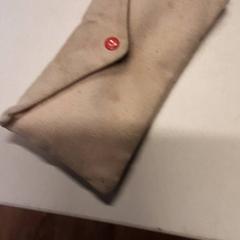 Brillenetui mit brille, gemeldet von Qbuzz ZHN über iLost