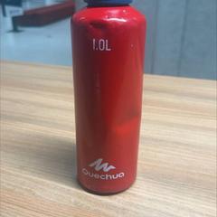 Garrafa para beber red bottle with blue cap, como reportado por Vrije Universiteit Brussel (VUB) utilizando o iLost