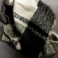 İLost kullanarak Transdev Hoeksche Waard Goeree Overflakkee tarafından bildirildiği gibi Şal Sjaal zwart grijs wit