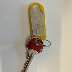 열쇠 met rode sticker op sleutel, iLost를 사용하여 Gemeente Noordwijk에 보고됨