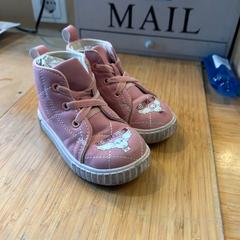 Sneaker Pink, children shoes, ha sido reportado por Amsterdam ID Aparthotel con iLost