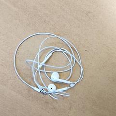 Oortjes met draad، كما تم الإبلاغ عنه بواسطة Centraal magazijn عبر iLost