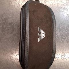 Leesbril op sterkte in hoes, som rapportert av Rotterdam The Hague Airport ved bruk av iLost