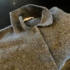 セーター grey がiLostで Hotel V Frederiksplein によって報告されました