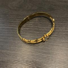 Bracelet Gouden met bloem, a été signalé par Van der Valk Hotel Houten utilisant iLost