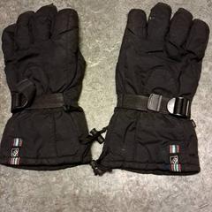 Guants Black outdoor, segons ha informat KABUL à GoGo / Teatro mitjançant iLost