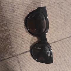 Óculos de sol, como reportado por Internationaal Theater Amsterdam utilizando o iLost