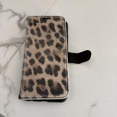 Mobiel met panterhoesje, iLost에 보고됨